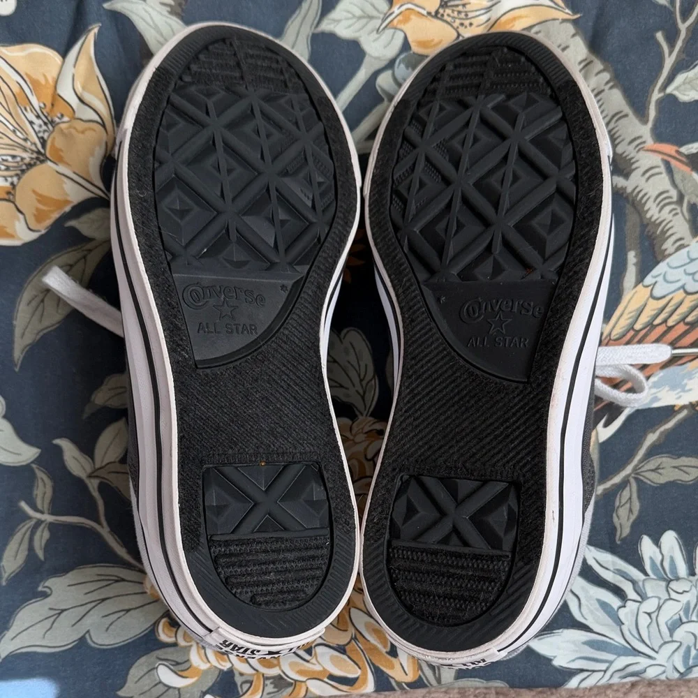 Converse women's Grey and Silver Sneakers size 7.5 - Picture 7 of 10